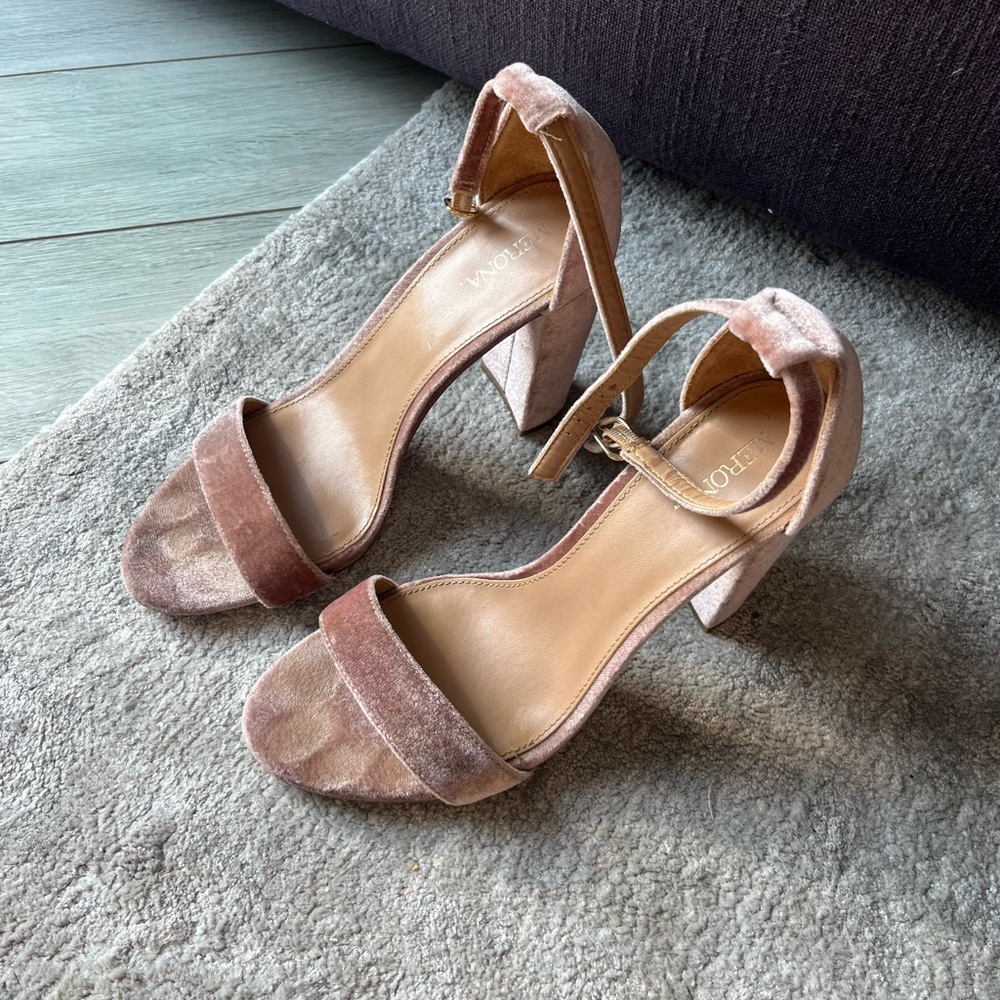 Merona pink velvet heels
Women’s size 7